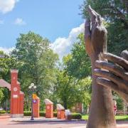 Becoming sculpture and Main Quad on the 澳门在线赌城娱乐 campus.